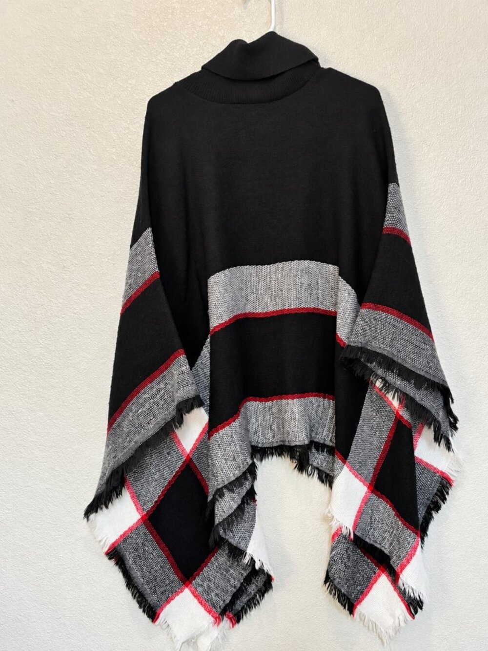 Elle ♥ Kate Women’s Black Poncho – Size M/L